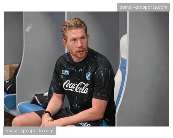 伊蒂哈德球场瞬间：德布劳内任意球直挂死角，全场起立鼓掌