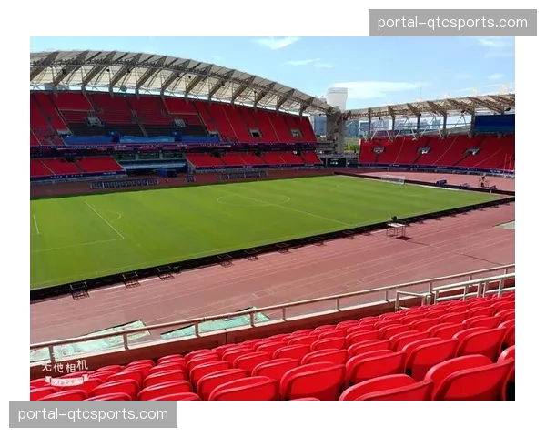 工作人员在弗留利球场检查草皮，确保周末关键战场地条件