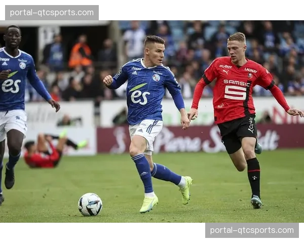 特写：斯特拉斯堡门将扑出关键点球后，与后卫激情相拥庆祝